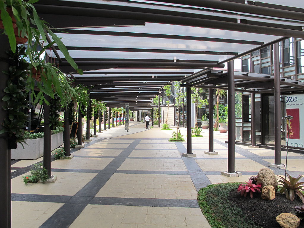 Outdoor Mall Referensi The Breeze BSD ALT&Egrave;A BLVD